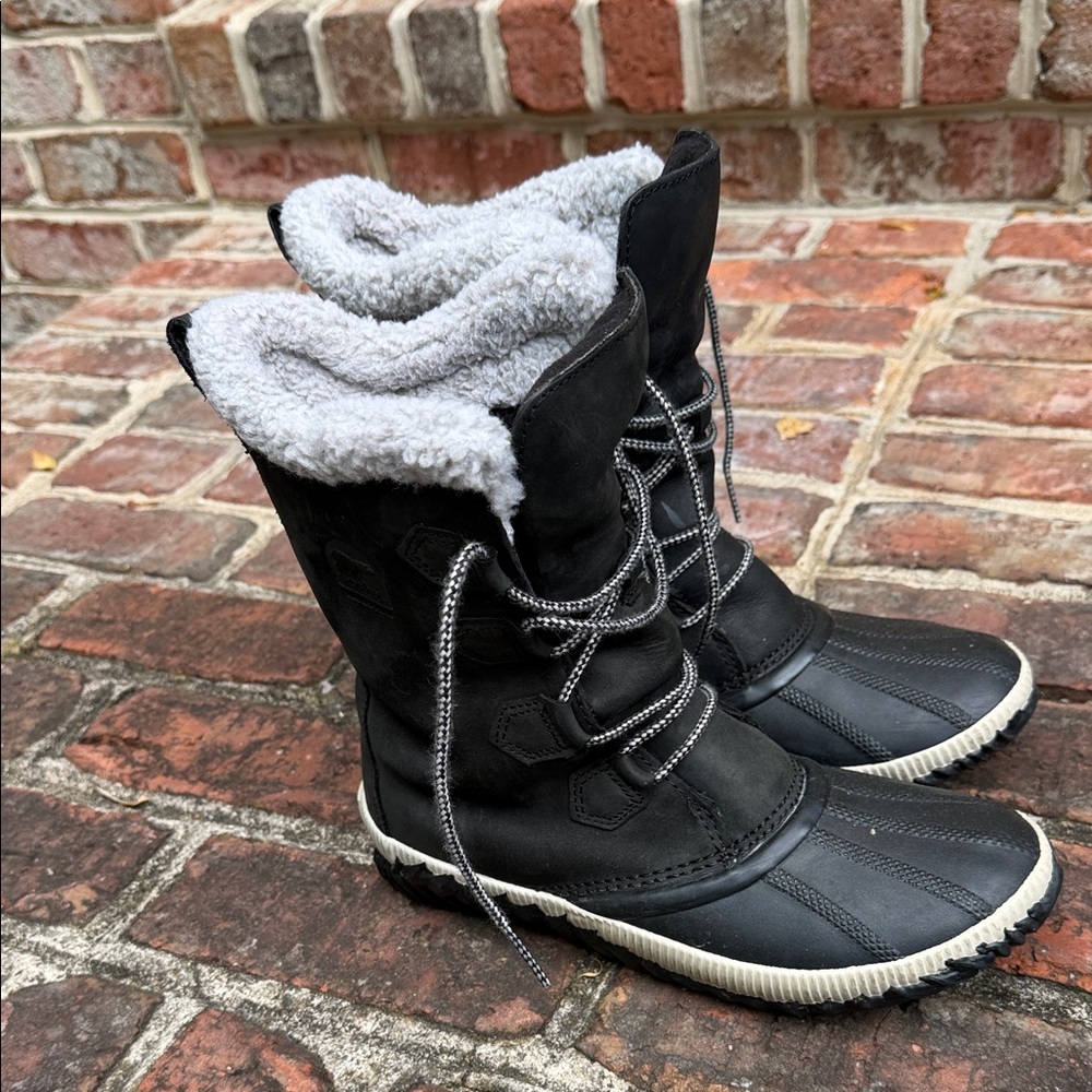 Sorel Black Winter Lace-Up Snow Boots with Gray Sherpa Collar